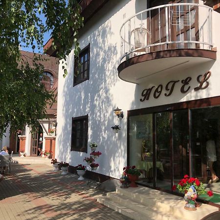 Karikas Hotel Хайдусобосло Экстерьер фото