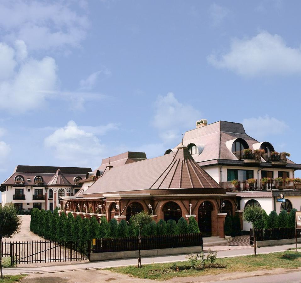 Karikas Hotel Хайдусобосло Экстерьер фото