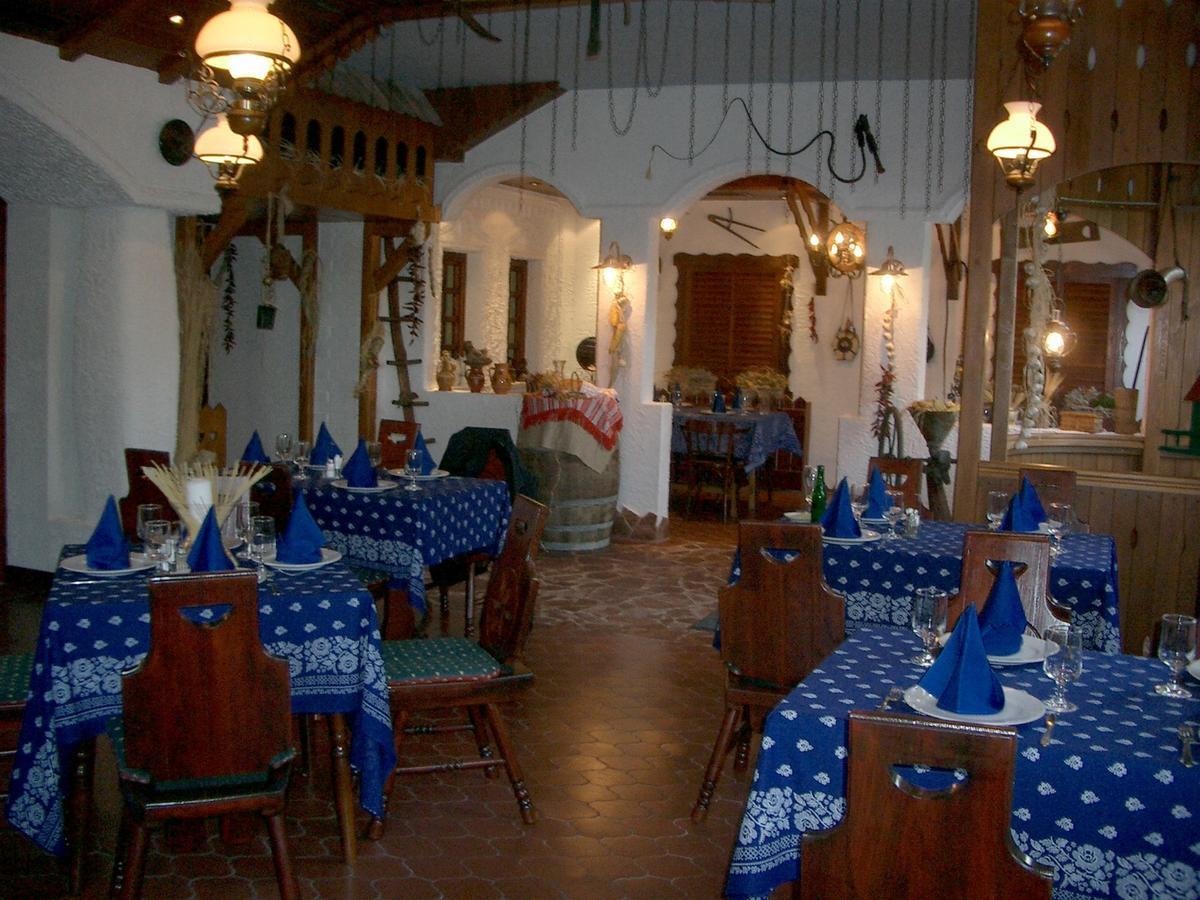 Karikas Hotel Хайдусобосло Экстерьер фото