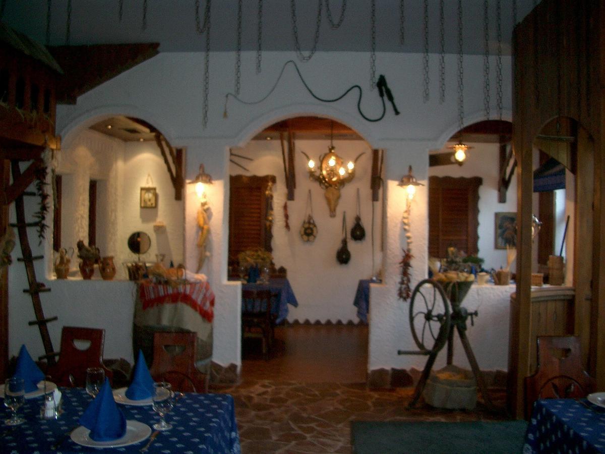 Karikas Hotel Хайдусобосло Экстерьер фото
