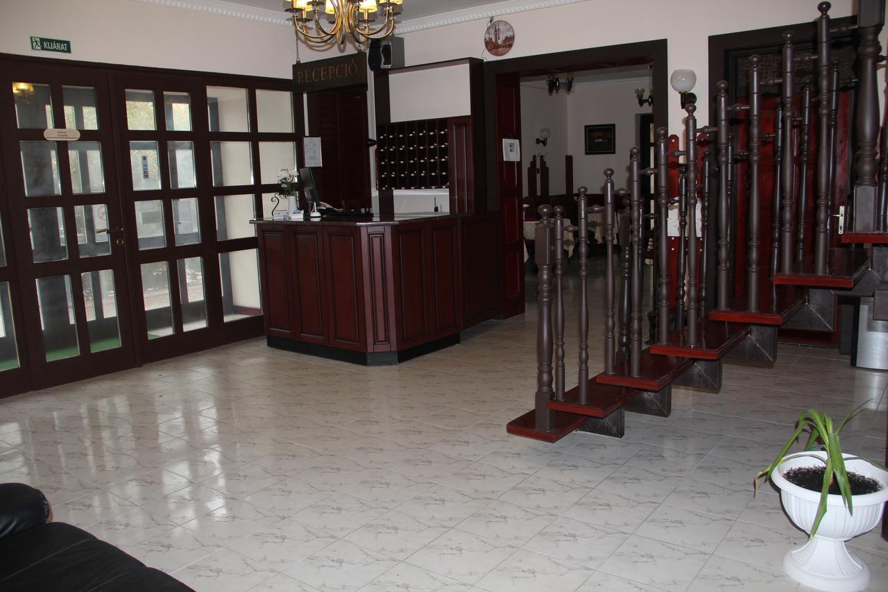 Karikas Hotel Хайдусобосло Экстерьер фото