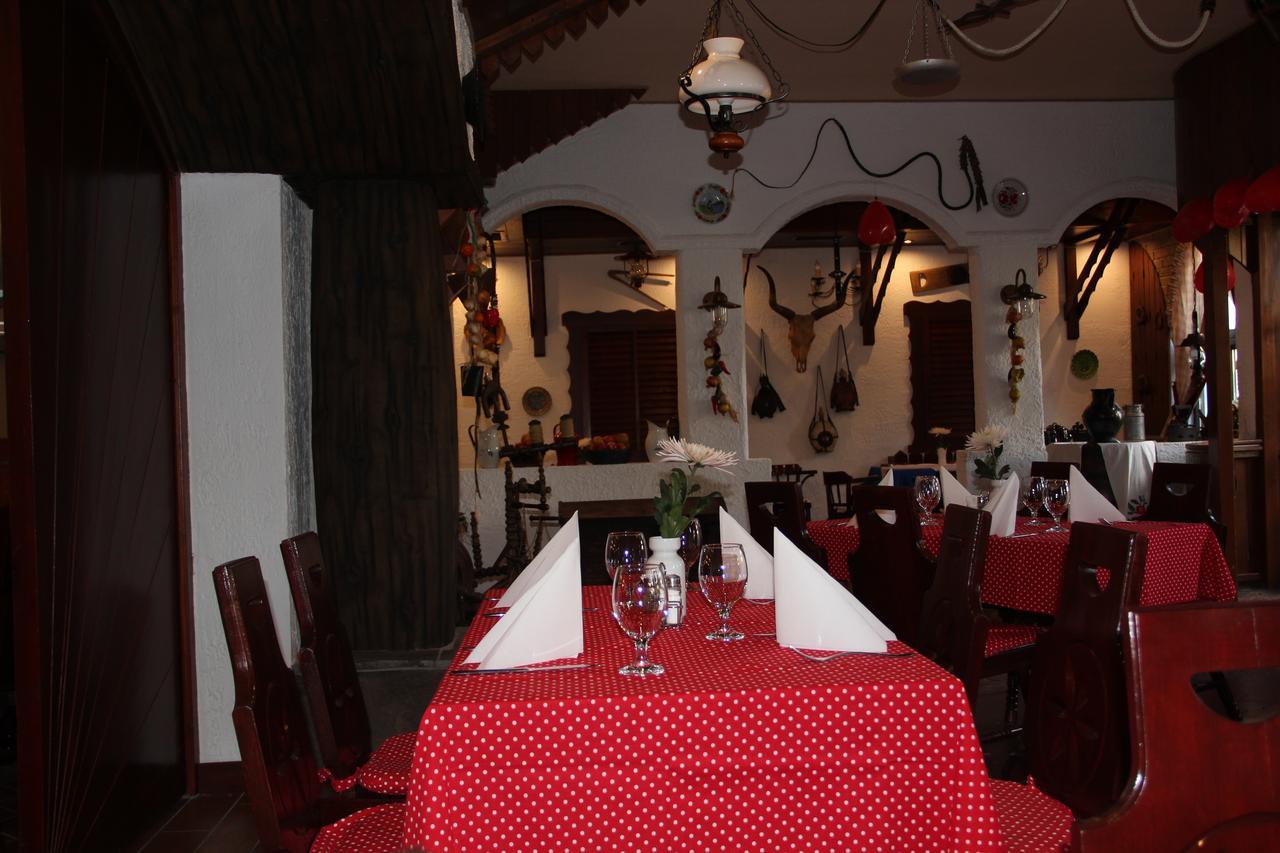 Karikas Hotel Хайдусобосло Экстерьер фото
