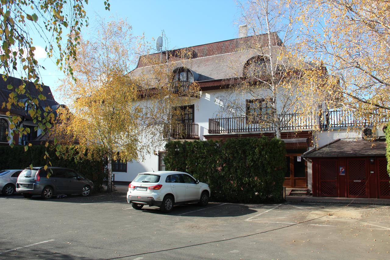 Karikas Hotel Хайдусобосло Экстерьер фото