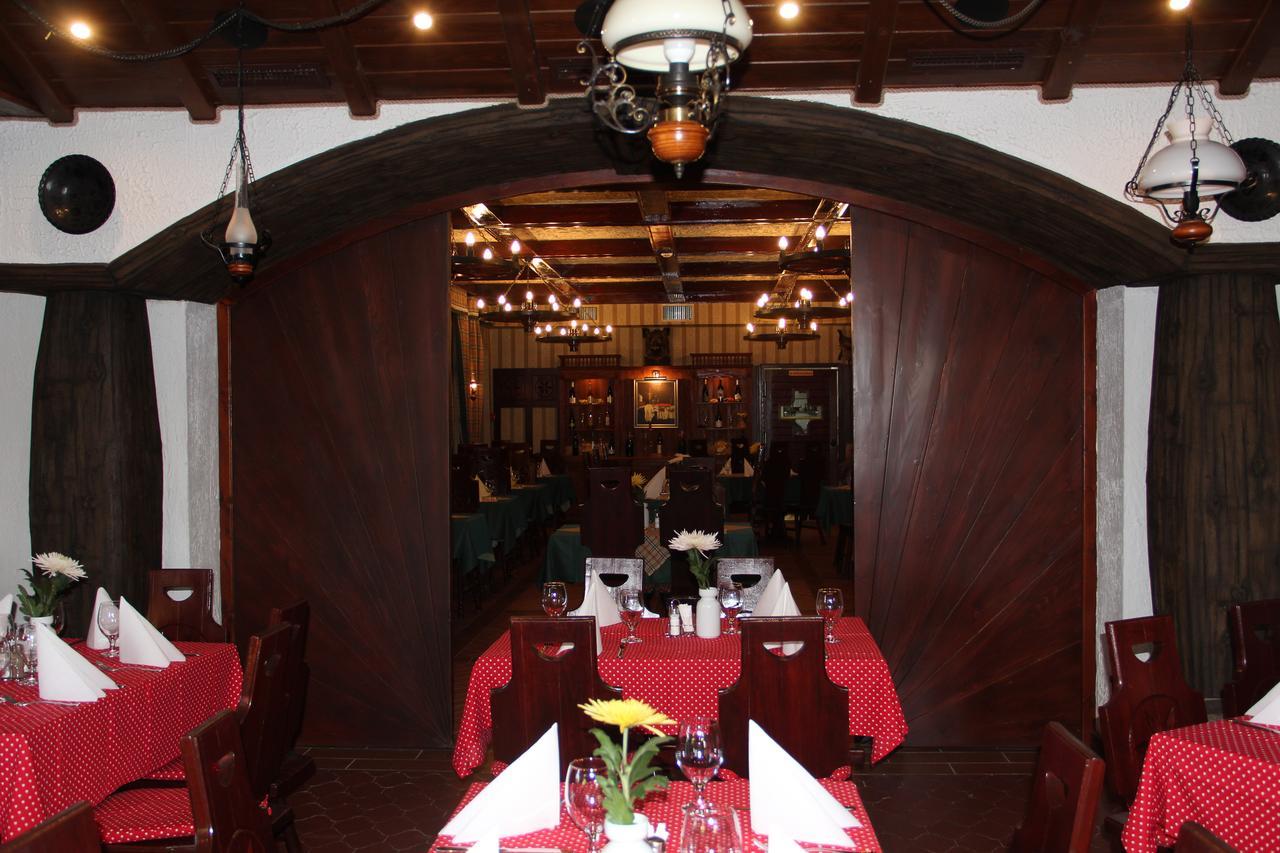 Karikas Hotel Хайдусобосло Экстерьер фото