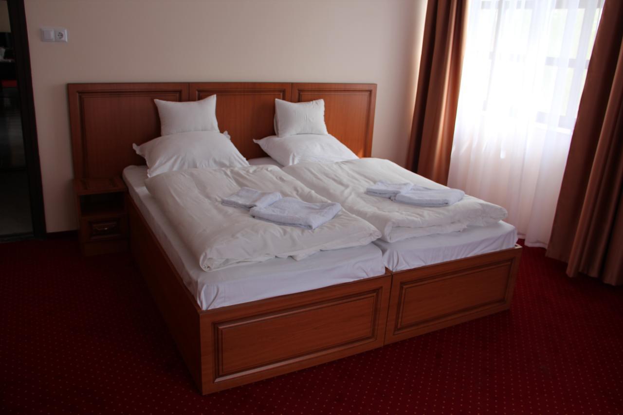 Karikas Hotel Хайдусобосло Экстерьер фото
