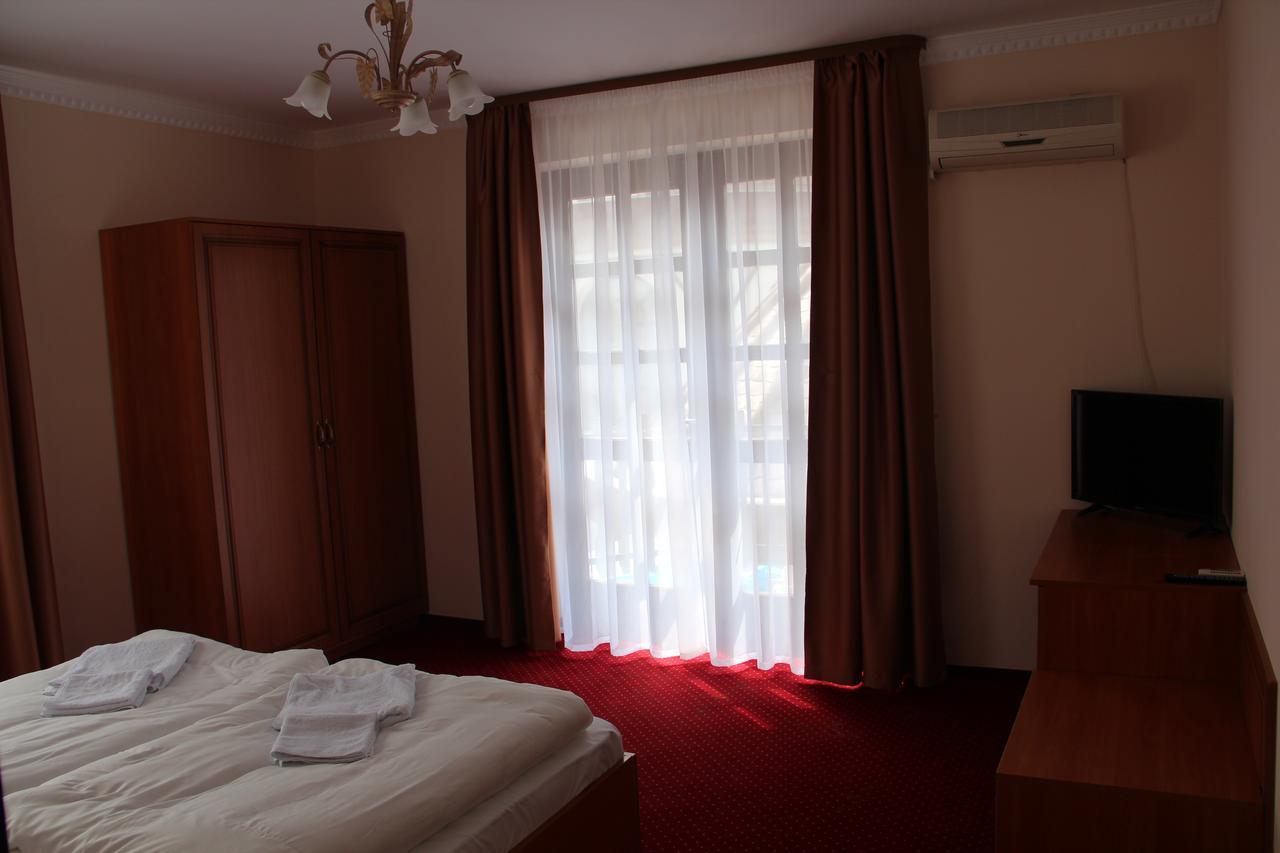 Karikas Hotel Хайдусобосло Экстерьер фото