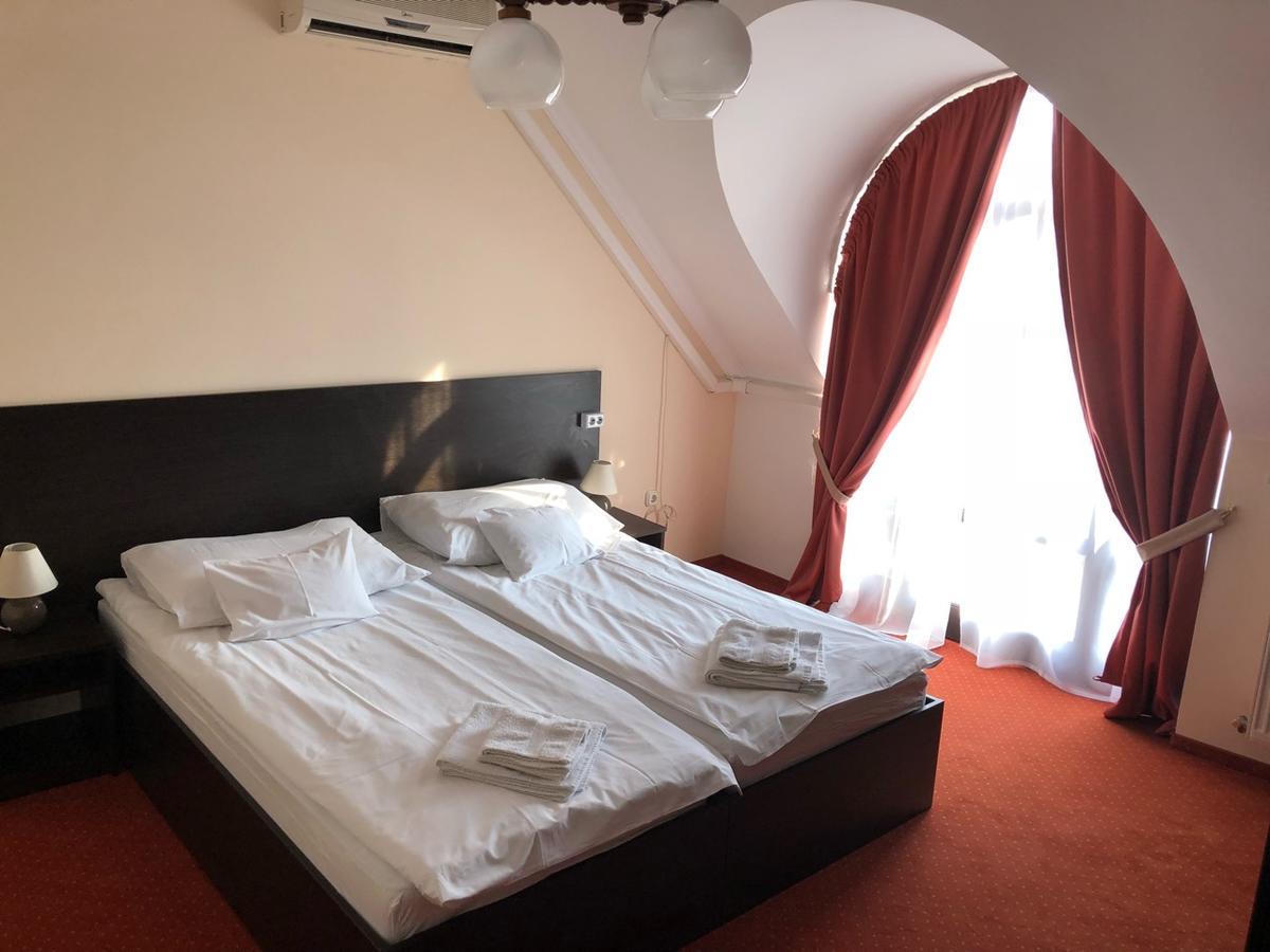 Karikas Hotel Хайдусобосло Экстерьер фото