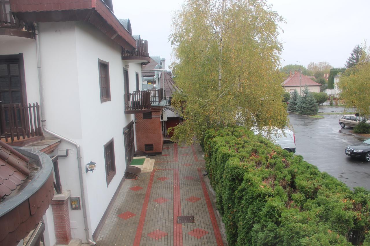 Karikas Hotel Хайдусобосло Экстерьер фото