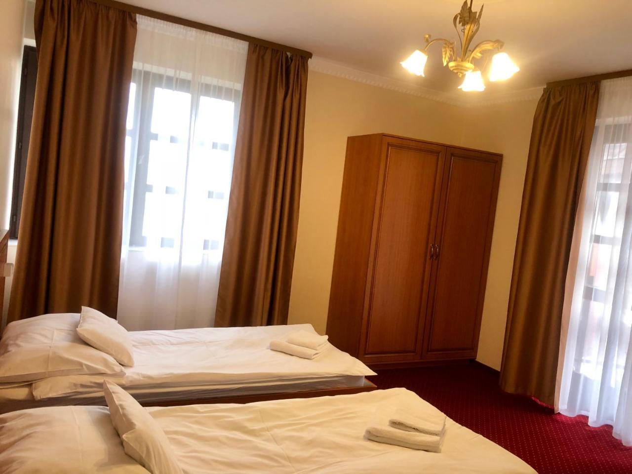 Karikas Hotel Хайдусобосло Экстерьер фото