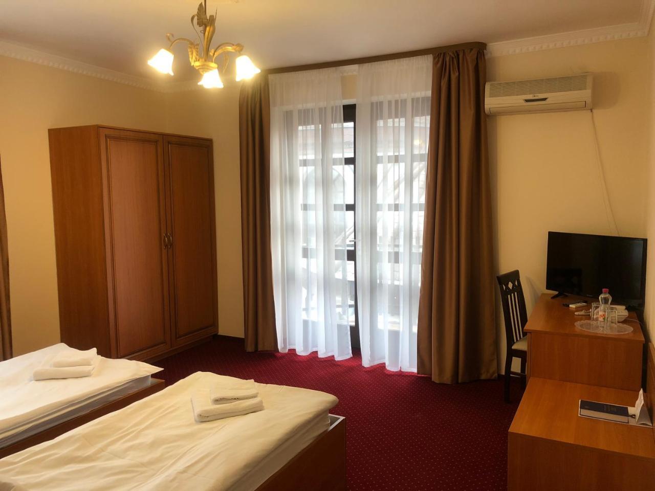 Karikas Hotel Хайдусобосло Экстерьер фото