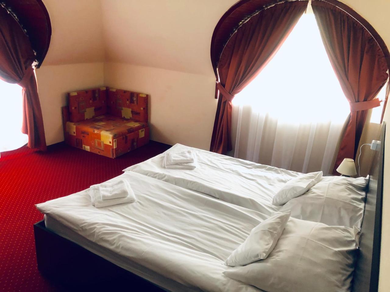 Karikas Hotel Хайдусобосло Экстерьер фото