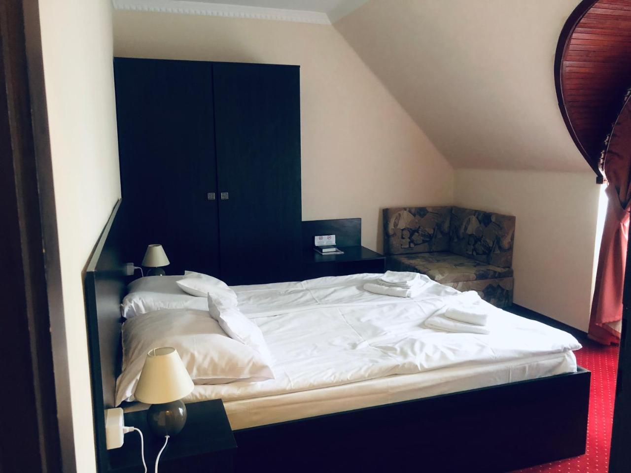 Karikas Hotel Хайдусобосло Экстерьер фото